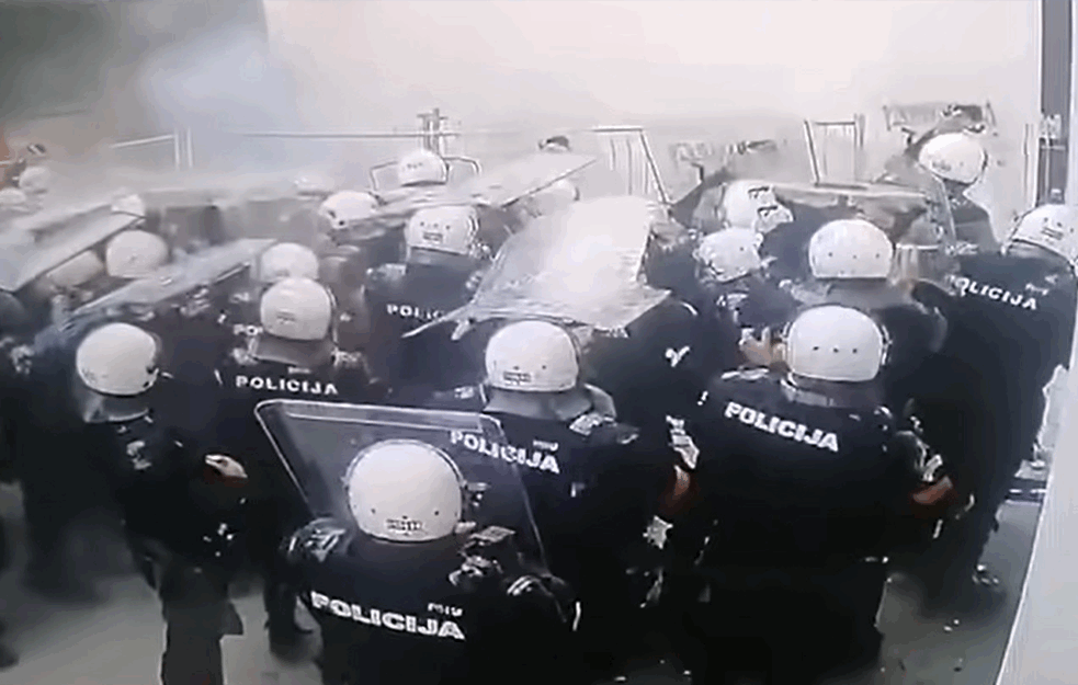 DA LI SU IM I OVO LAŽNE VESTI?! Objavljen trenutak BACANJA MOLOTOVLJEVOG KOKTELA NA na policiju na Cetinju (VIDEO)