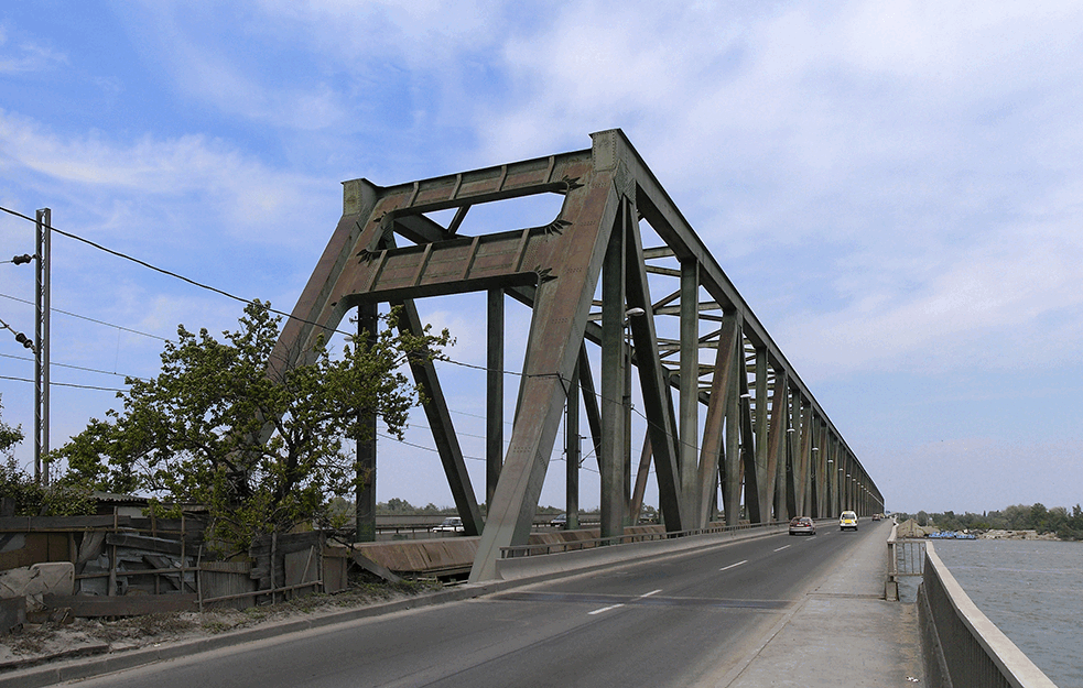 LANČANI SUDAR NA PANČEVCU, POVREĐENA I BEBA, troje prevezeno u bolnicu! Saobraćaj blokiran u oba pravca mosta