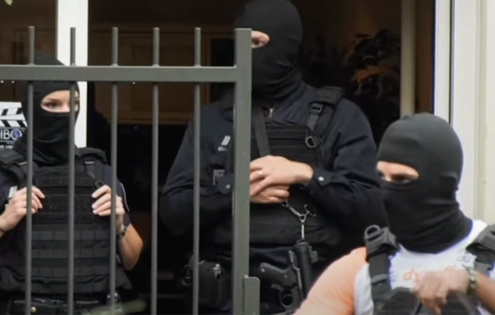 HAOS U PARIZU! Brutalan napad  minobacačima i Molotovljevim koktelima na policijsku patrolu koja je jedva izvukla živu glavu