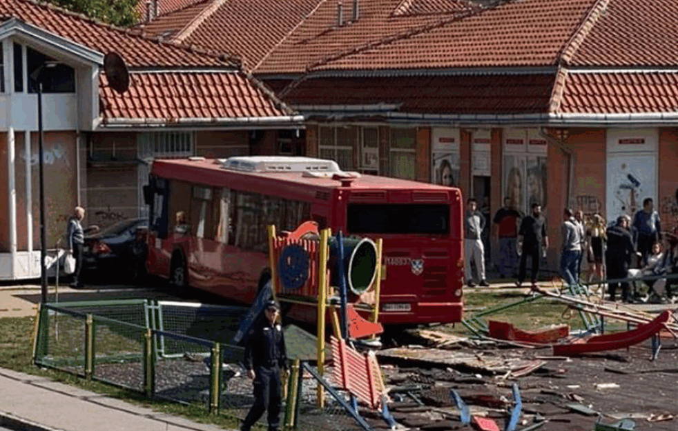 GRADSKI AUTOBUS ULETEO U PARK! Nesreća u Zemunu, povređeno ČETVORO DECE, TRAGA SE ZA VOZAČEM