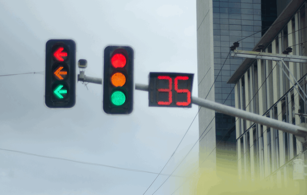 BEOGRAD UKIDA TREPĆUĆE ZELENO SVETLO UPRKOS PROTIVLJENJU VOZAČA! Za neke signal da ubrzaju, dok drugi koče saobraćaj