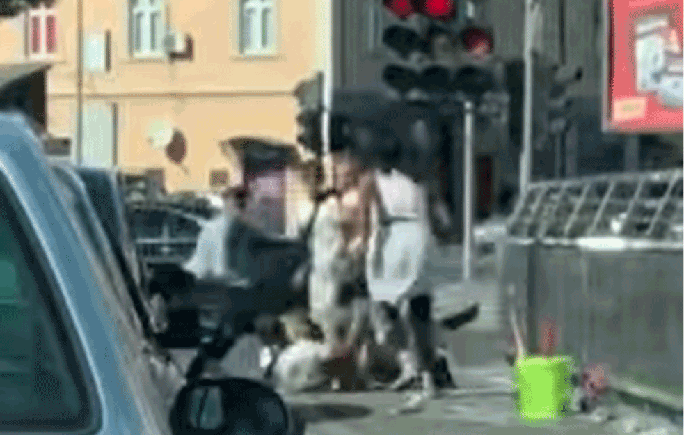 MASOVNA TUČA PERAČA ŠOFERKI U KRAGUJEVCU: Letele na sve strane ČETKE I <span style='color:red;'><b>METLE</b></span>! (VIDEO)
