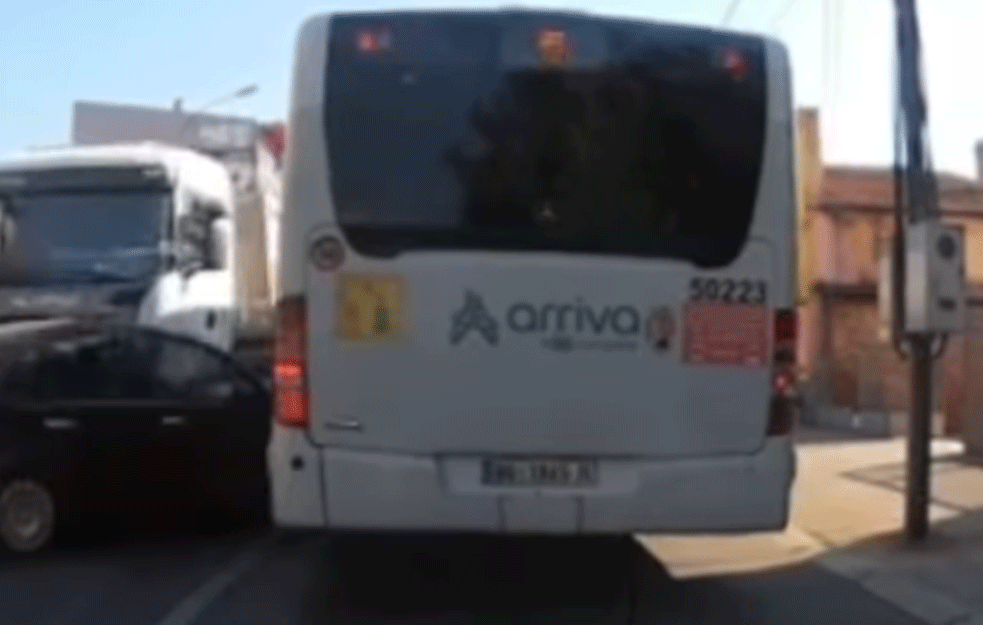 UZNEMIRUJUĆI SNIMAK UDESA: Auto prošao kroz 