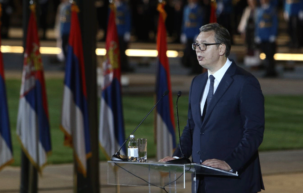 VUČIĆ: Srpska zastava nije poziv na jednoumlje! <span style='color:red;'><b>Robovi</b></span> su svi isti, slobodni ljudi se razlikuju. Zato i jesu slobodni!