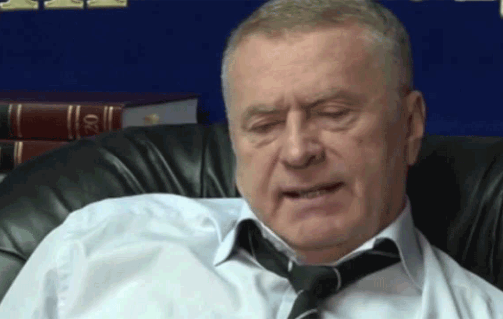 VLADIMIR ŽIRINOVSKI UMALO OSTAO BEZ PANTALONA USRED TV PRENOSA: Ruski političar doživeo BLAMAŽU! (VIDEO)