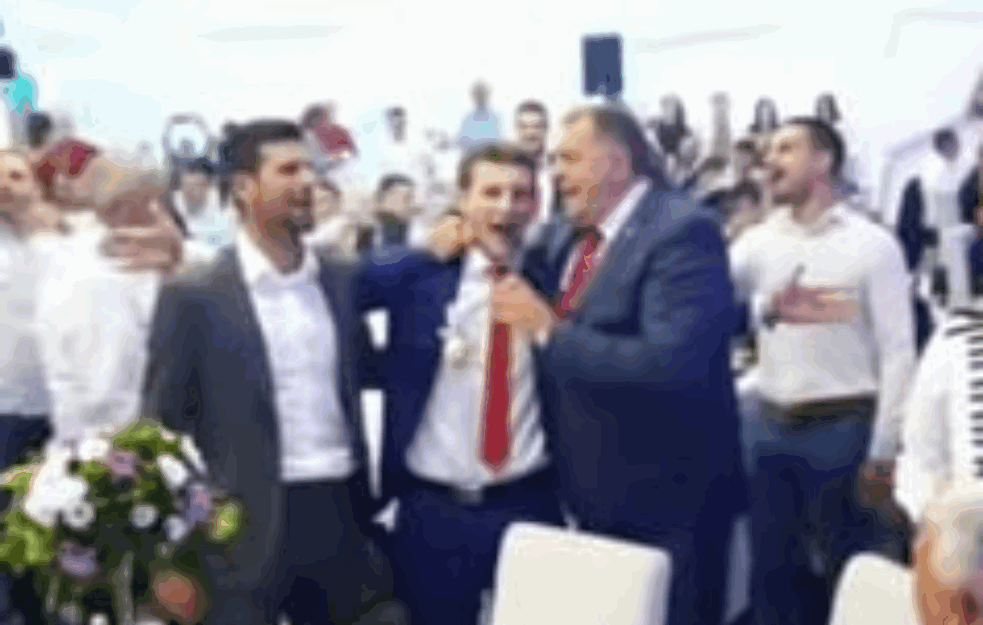 HIT SNIMAK! Đoković i Dodik u KAFANI pevaju čuveni NARODNJAK! (VIDEO) 
