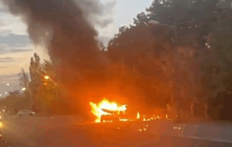 POŽAR U VOJVODE STEPE: Automobil se ZAPALIO, vatrogasci na terenu! (FOTO+VIDEO) 

