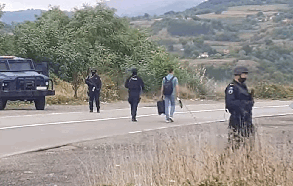 ROSU SA DUGAČKIM CEVIMA PRETRESA SRBE NA JARINJU I BRNJAKU! Zarobljeno gotovo 10.000 vozila sa srpskim tablicama, narod ide peške ka Srbiji (VIDEO)