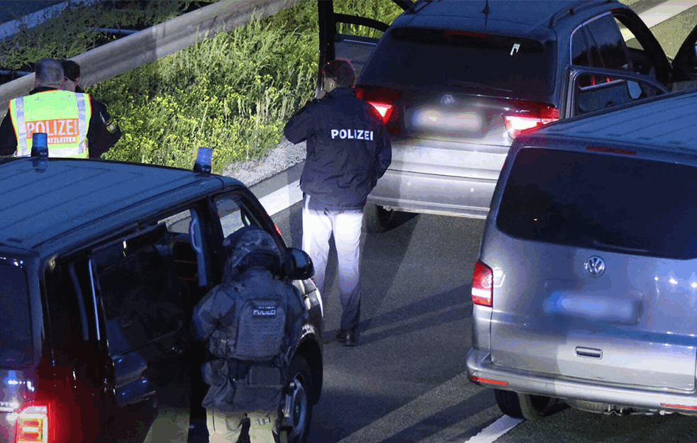 HELIKOPTER OSVETLJAVAO PUT, ŠOK BOMBE I UPAD POLICIJE! Ovako je savladan napadač Fahrudin Kahrović iz Lastinog autobusa u Nemačkoj (VIDEO)