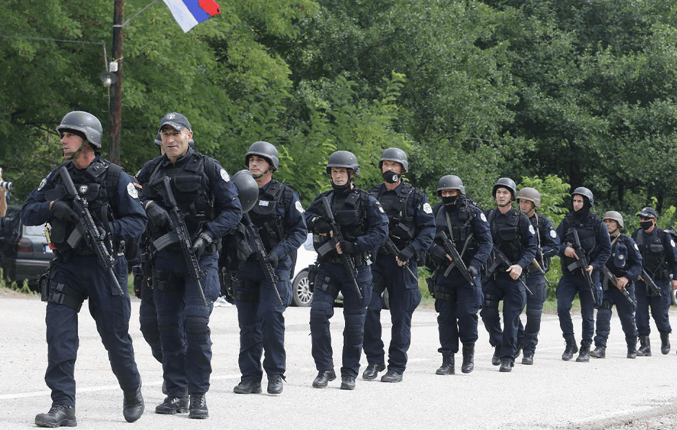 GUSLAMA I TROBOJKOM NA ROSU! Specijalci naoružani do zuba u šoku od akcije Srba (FOTO+VIDEO)
