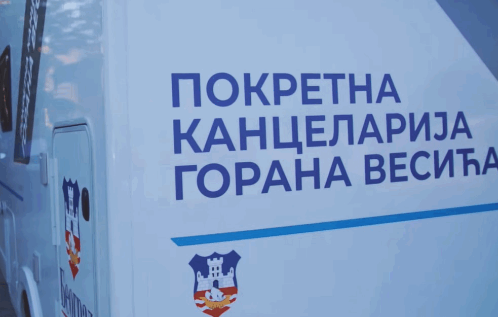 VESIĆU, KO TI DAO VOZILO?! Pokret Ne davimo Beograd zahteva od zamenika gradonačelnika Beograda da pokaže ugovor o pokretnoj kancelariji (VIDEO)
