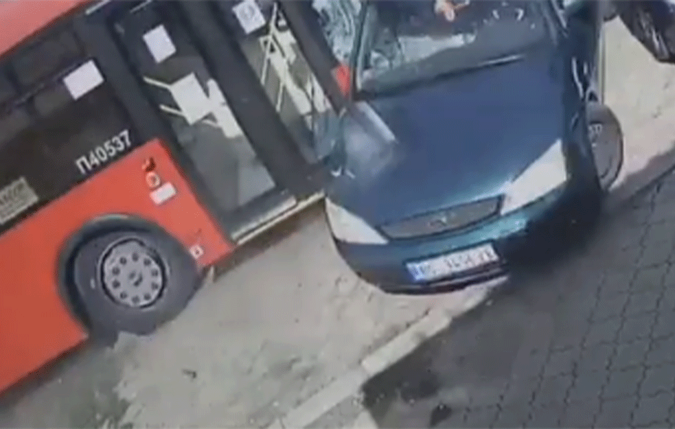 UZNEMIRAVAJUĆI SNIMAK NESREĆE U ZEMUNU: Dete za dlaku izbeglo pomahnitali autobus (VIDEO)