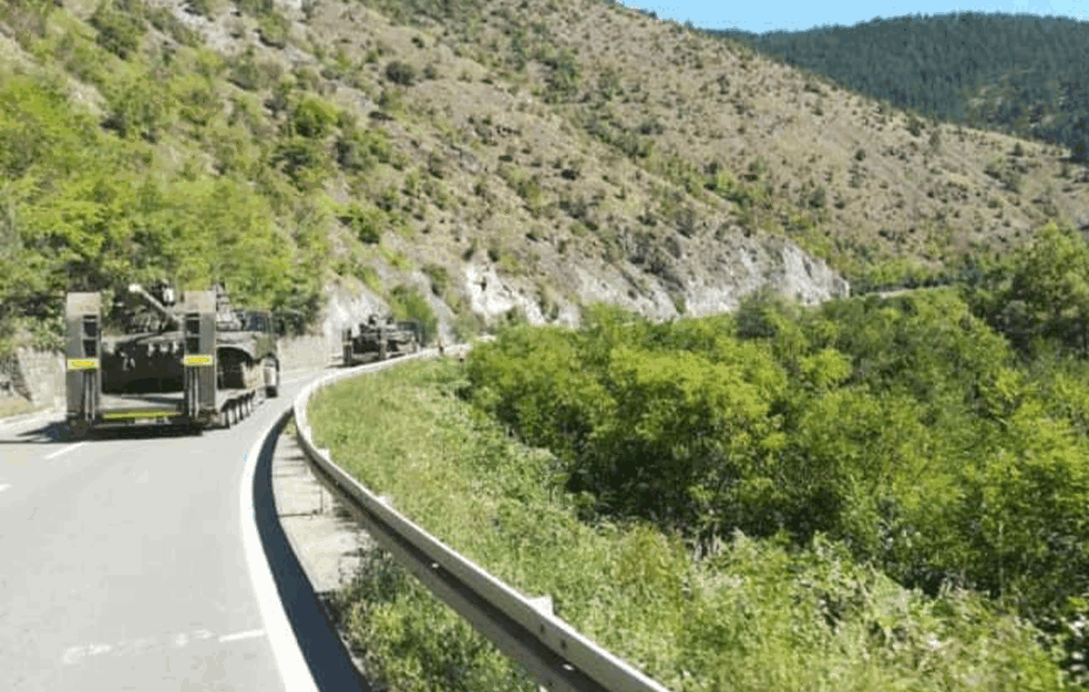IZ RAŠKE KRENULI TENKOVI VOJSKE SRBIJE KA KOSOVU: Opremeljni najsavremenijom borbenom opremom (FOTO+VIDEO)