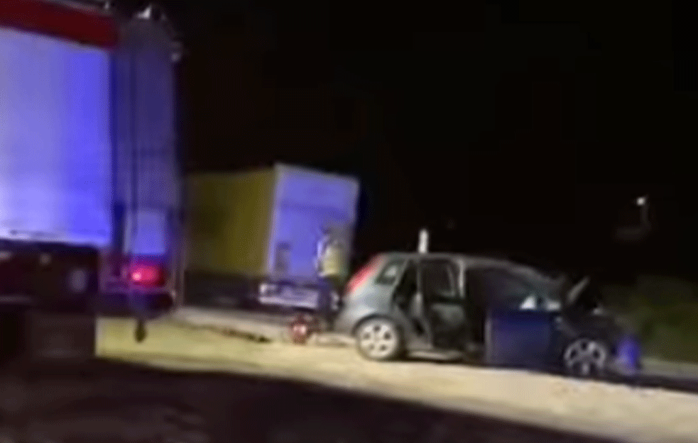 TEŠKA SAOBRAĆAJNA NESREĆA U MLADENOVCU: Vatrogasci seku automobil, čuje se <span style='color:red;'><b>vriska</b></span> i dozivanje UPOMOĆ (VIDEO)