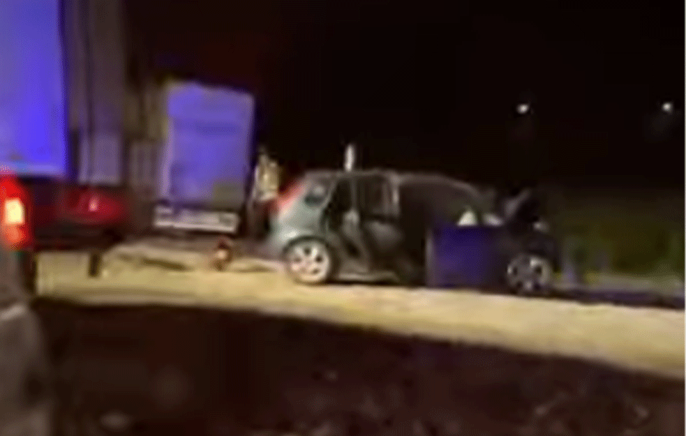 DETALJI STRAŠNE SAOBRAĆAJNE NESREĆE KOD MLADENOVCA: Fordom fiestom naleteo na kamion, preminuo na licu mesta (VIDEO)