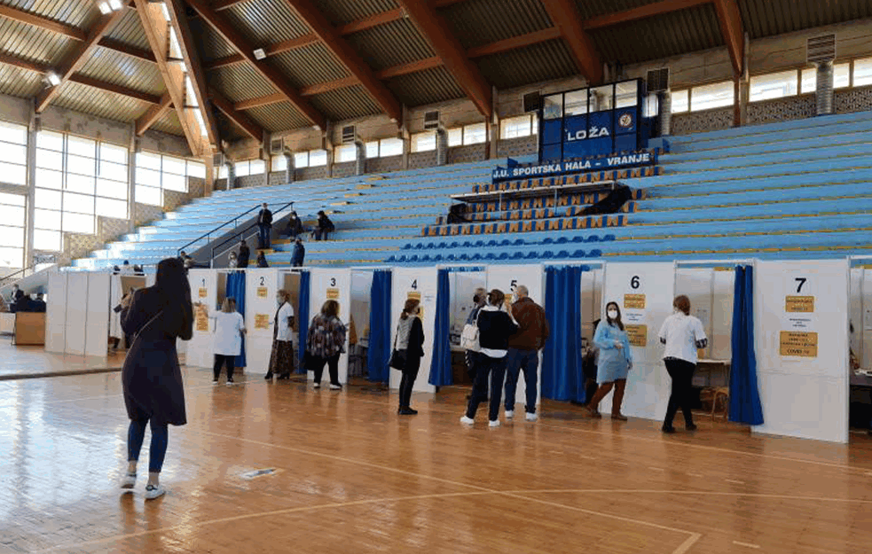 MAKEDONKE UZELE POTVRDU DA SU VAKCINISANE A NISU SE BOCNULE! Uhvaćene na granici, čeka ih kazna