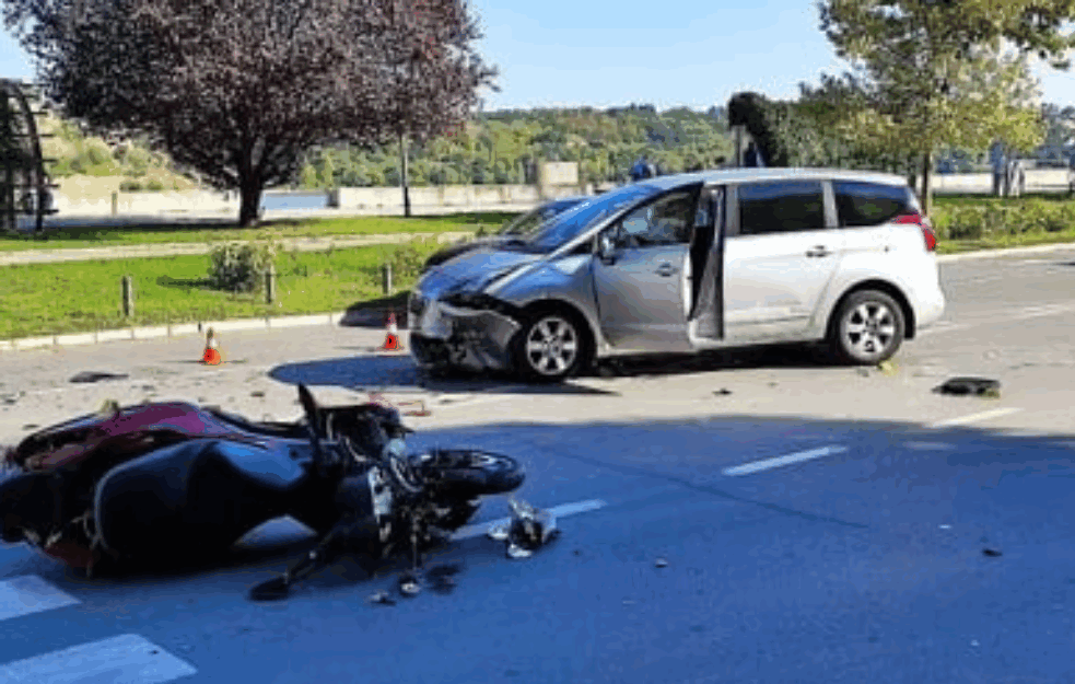 JEZIVA SAOBRAĆAJKA U NOVOM SADU: Motociklista teško povređen! 
