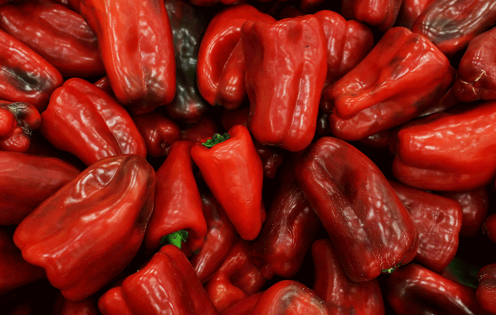 Ukusna zimnica: Pečena paprika sa belim lukom i šargarepom