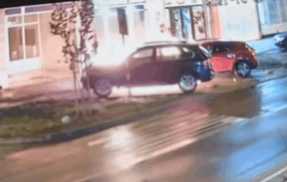POGLEDAJTE TRENUTAK PALJENJA AUTOMOBILA U NOVOM SADU: Piromanu vatra uhvatila obuću (VIDEO)