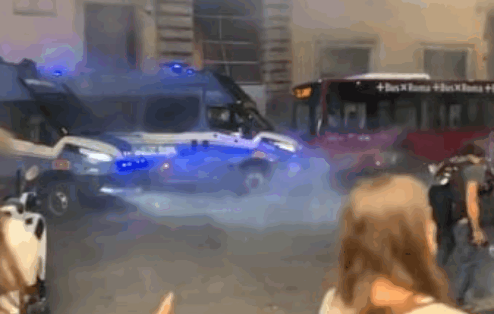 HAOS U RIMU ZBOG UVOĐENJA OBAVEZNIH KOVID PROPUSNICA: Žestoki <span style='color:red;'><b>obračuni</b></span> na ulicama, policija demonstrante rasteruje vodenim topovima! 
(VIDEO) 
