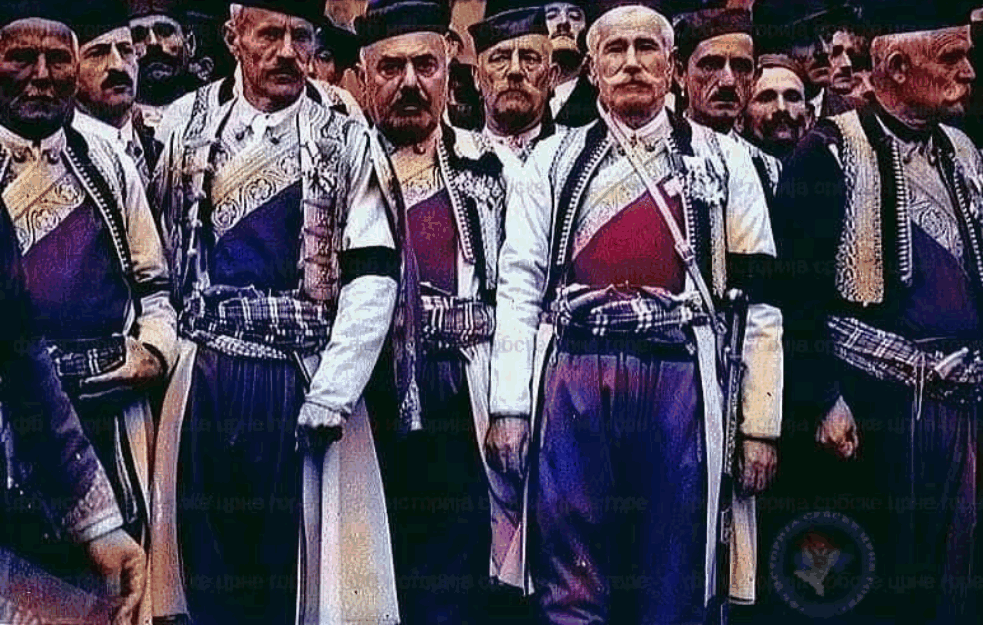 CRNOGORCI NA SAHRANI KRALJA ALEKSANDRA KARAĐORĐEVIĆA: Fotografija uslikana na železničkoj stanici u Beogradu 1934. godine (FOTO) 
