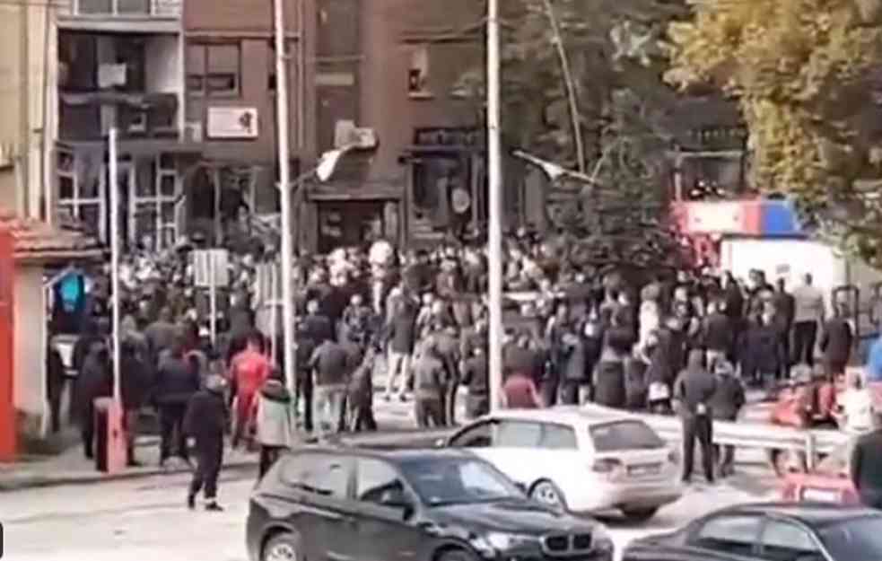 U KOSOVSKOJ MITROVICI ODZVANJAJU ŠOK BOMBE, policija upala u apoteku, ljudi beže na ulicama (VIDEO)