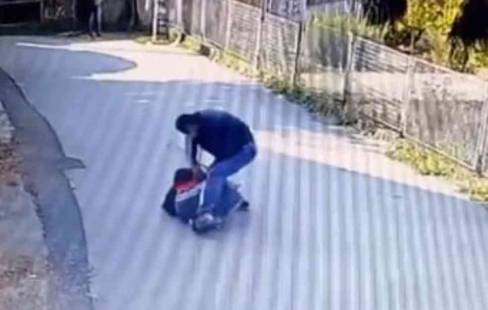 UŽAS NA ZVEZDARI: Drski lopov brutalno napao starca, PRETUKAO ga i OPLJAČKAO! (UZNEMIRUJUĆI VIDEO)
