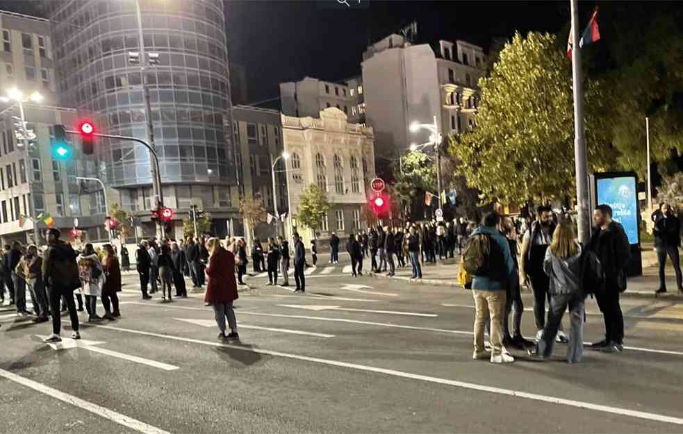 GLAS JAVNOSTI SA OKUPLJENIMA NA PROTESTU ZBOG COVID PROPUSNICA: Narod ispred Skupštine Srbije (VIDEO)