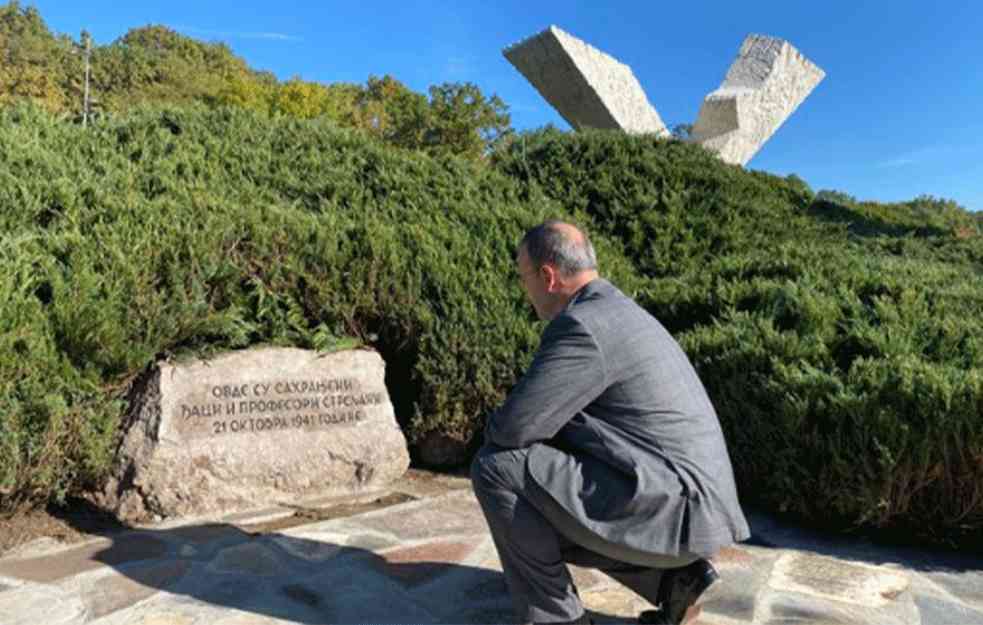 Ambasador ENTONI GODFRI odao počast žrtvama u Kragujevcu: Nemačka danas stoji uz Srbiju kao njen veliki prijatelj, što govori o snazi pomirenja (FOTO)