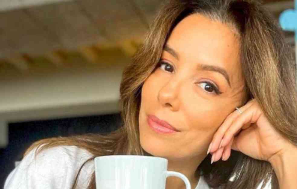 EVA LONGORIA izaziva u MINIJATURNOM KUPAĆEM: Slavna glumica u PETOJ DECENIJI izgleda bolje nego sa 20!