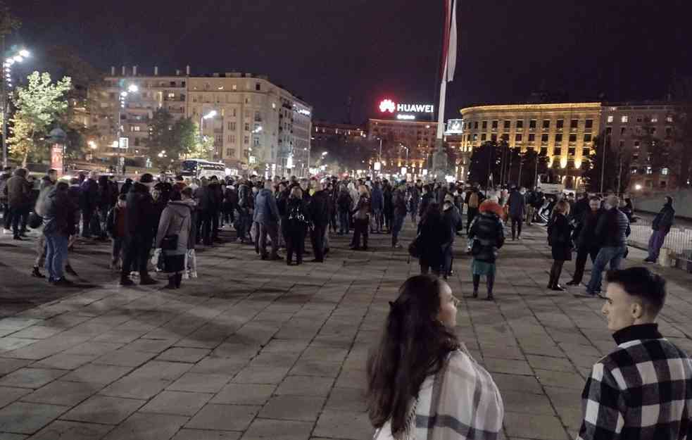 GLAS UŽIVO NA PROTESTU PROTIV KOVID PROPUSNICA! Srbija noćas na nogama: Kad ukinete pravo na kretanje ukidaćete i ostala prava! E, pa nećete! (VIDEO)