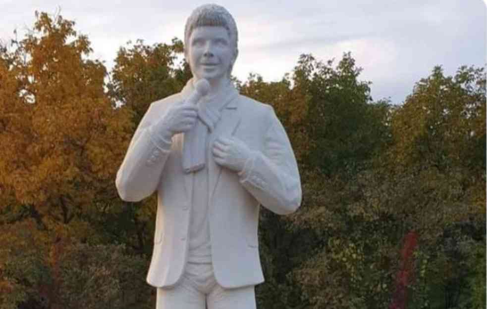 NI NALIK NA TOŠETA! Na koga liči statua pevača