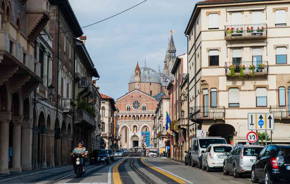 SRBIN GLUMIO LAŽNOG MIGRANTA U ITALIJI! Oladio baku za 65.000 evra