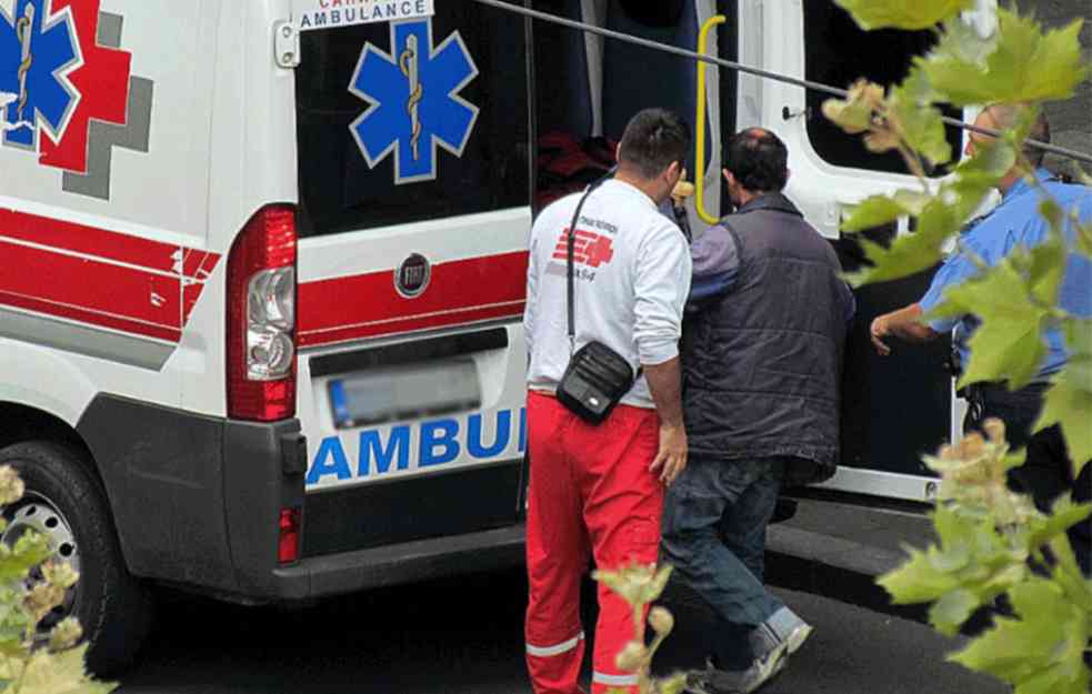 POVREĐENI DETE (1) I MAJKA: Automobilom uleteo na barsko šetalište