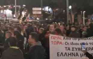 PROTEST U <span style='color:red;'><b>SOLUN</b></span>U! Grci na ulicama zbog OBAVEZNE vakcinacije! (VIDEO)