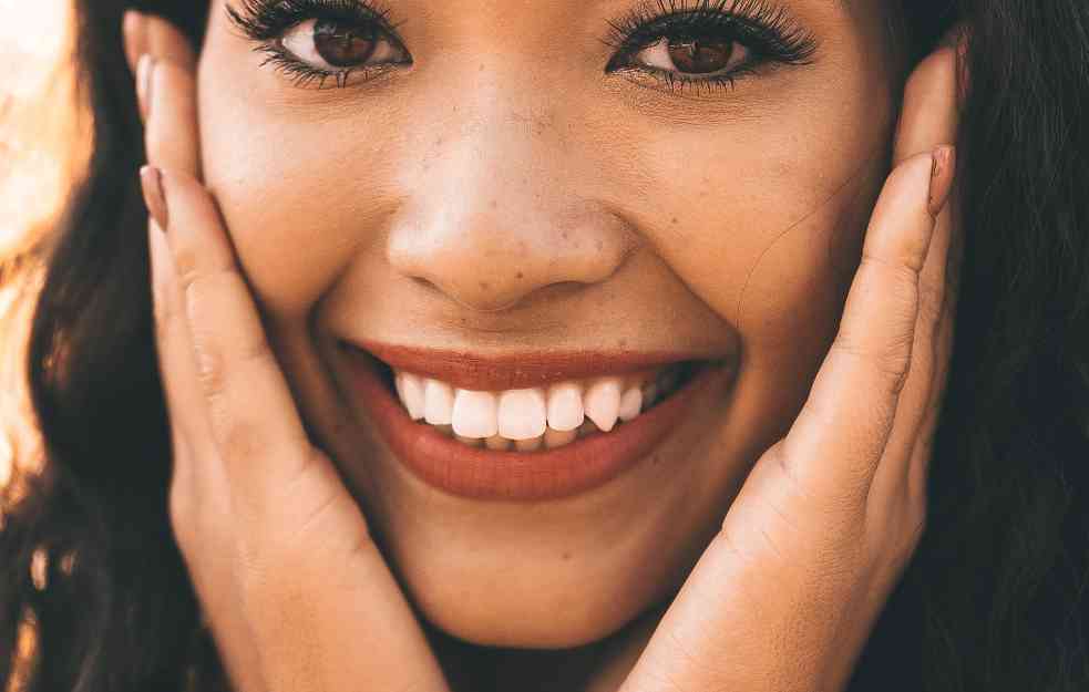 HOLIVUDSKI OSMEH BEZ ODLASKA ZUBARU: Efikasno izbelite zube pomoću sastojaka koje već imate u kući