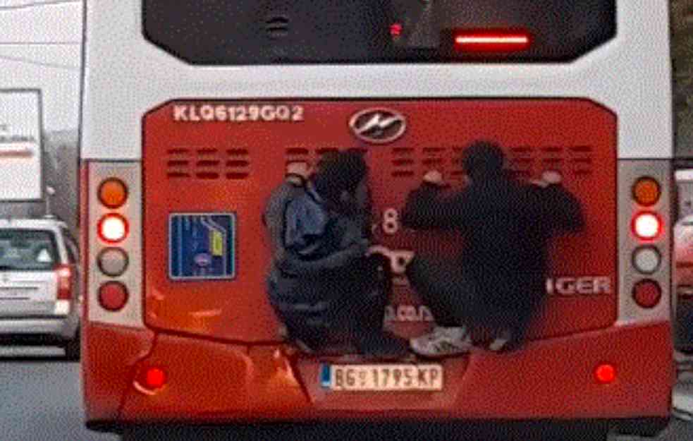 HAOS U BEOGRADU: Deca se voze zakačena za autobus! (VIDEO) 