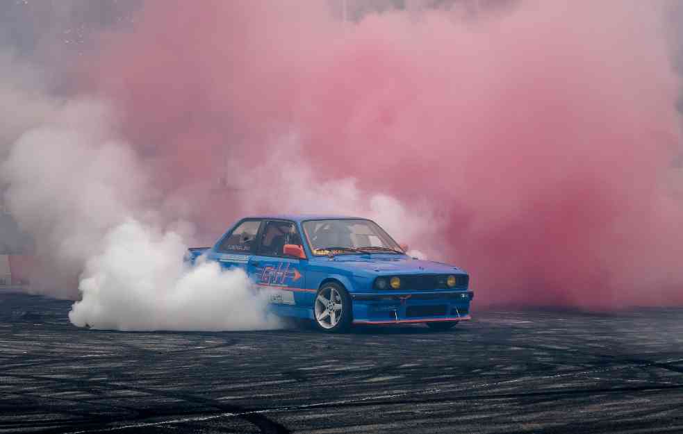 ŠOKANTAN SNIMAK IZ NOVOG SADA! Vozač pola sata driftovao na kružnom toku (VIDEO)