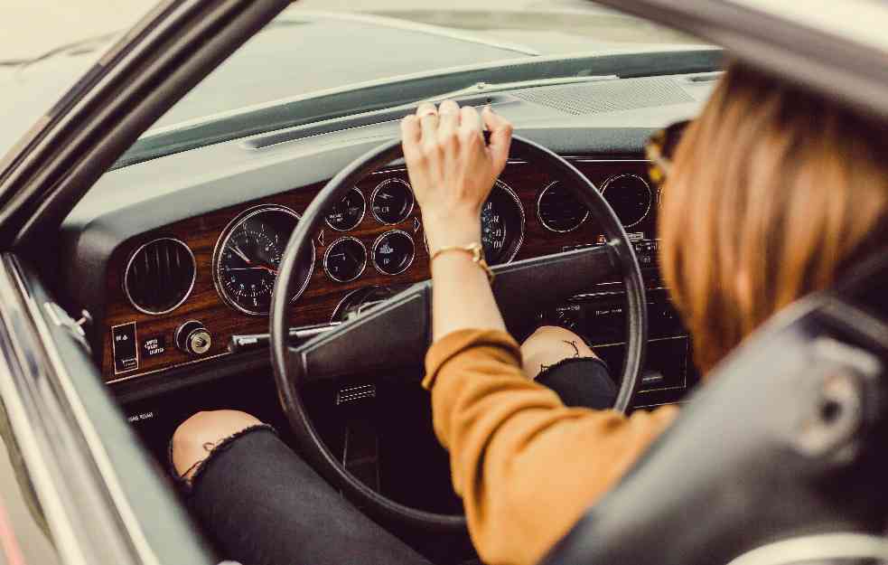 ZANELA SE DA JE U NEMAČKOJ: Strankinja nakrcala auto pa vozila na srpskom auto-putu 210 km/h