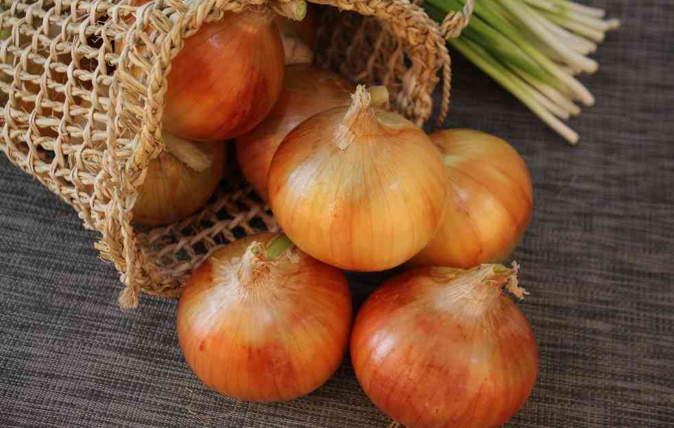 Znate li koji simptomi ukazuju na to da ste ALERGIČNI na LUK?