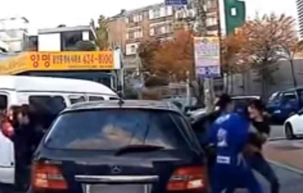 UZNEMIRUJUĆI SNIMAK NASILJA U CENTRU BEOGRADA! U brutalnoj TUČI posle pesnica radili i ELEKTROŠOKER i LOPATA! (VIDEO)