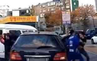 UZNEMIRUJUĆI SNIMAK NASILJA U CENTRU BEOGRADA! U brutalnoj TUČI posle pesnica radili i ELEKTROŠOKER i LOPATA! (VIDEO)