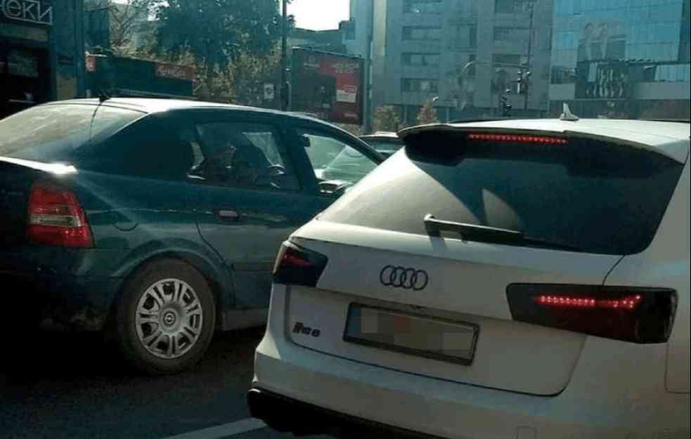 PROLAZNICI U NEVERICI! Provozao kola sa šokantnim napisom na tablicama (FOTO)