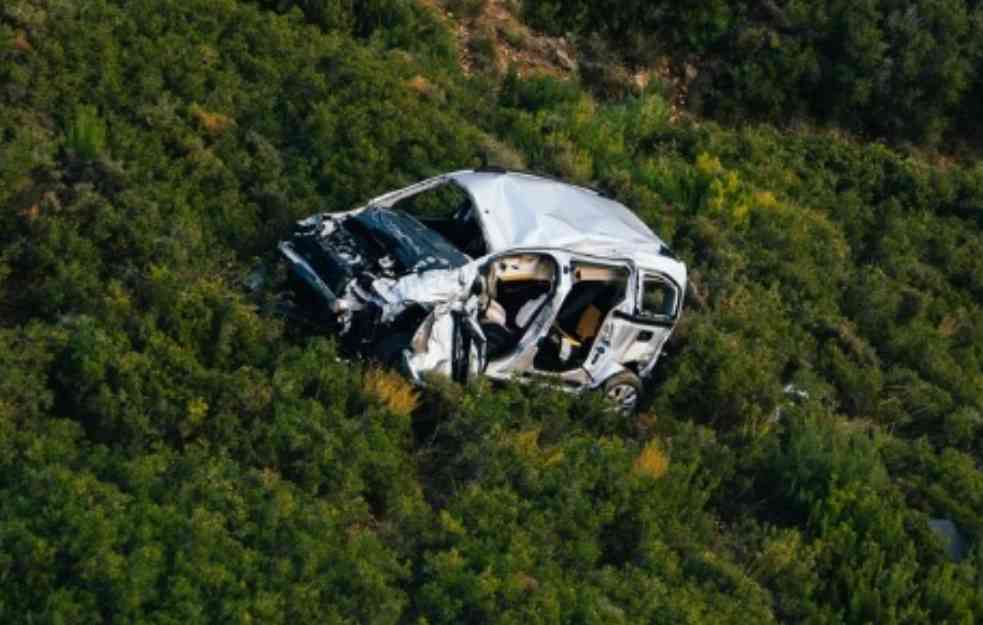 TEŠKA SAOBRAĆAJKA NA ZRENJANINSKOM PUTU: Poginula mlađa žena, vatrogasci sekli auto da dođu po tela (FOTO)