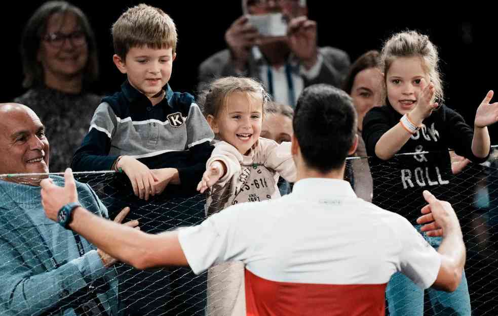 NAJEMOTIVNIJI TRENUTAK POBEDE! Novak u zagrljaju svoje dece: Tara, volim te (FOTO+VIDEO)