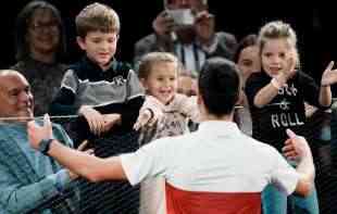 <span style='color:red;'><b>NAJEMOTIVNIJI</b></span> TRENUTAK POBEDE! Novak u zagrljaju svoje dece: Tara, volim te (FOTO+VIDEO)