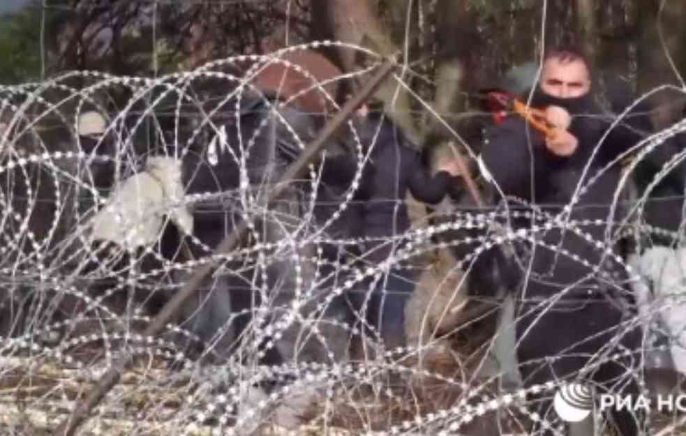 KLJUČA NA GRANICI POLJSKA-BELORUSIJA: Migranti navaljuju, probijena ograda, i Litvanija šalje vojsku (VIDEO)