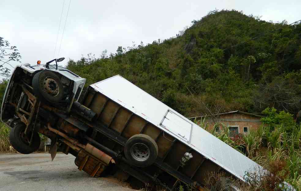 KAMION SA CISTERNOM SLETEO SA PUTA! Saobraćajna nesreća kod Nove Varoši
