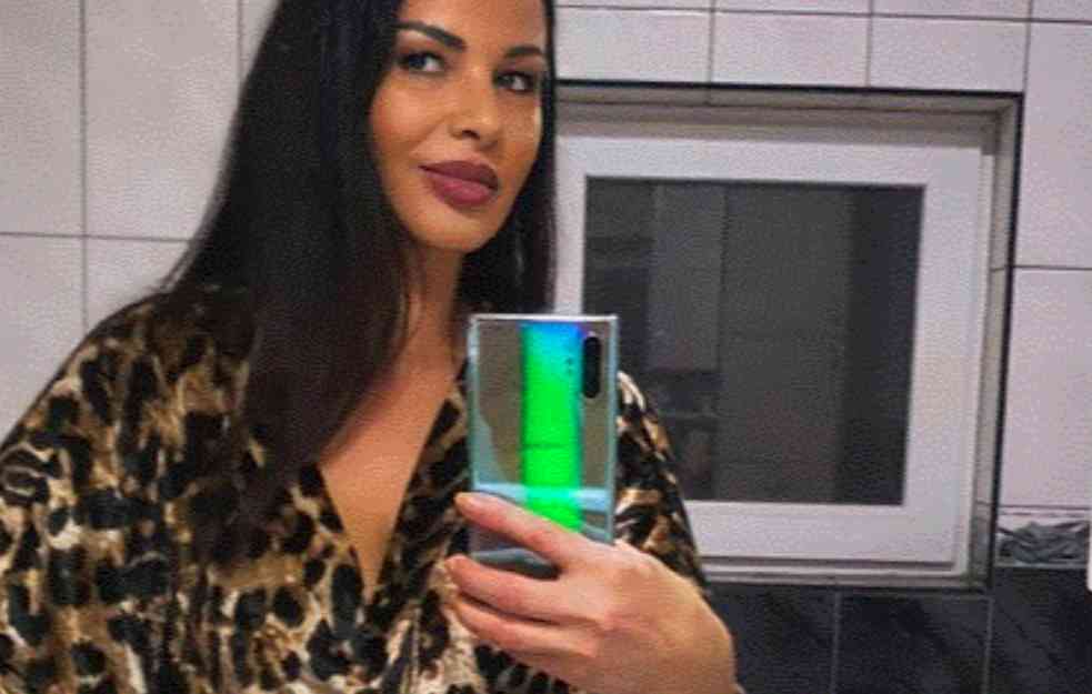 TINA IVANOVIĆ POZIRALA U BIKINIJU: Pevačica pokazala kako izgleda u petoj deceniji! (FOTO) 