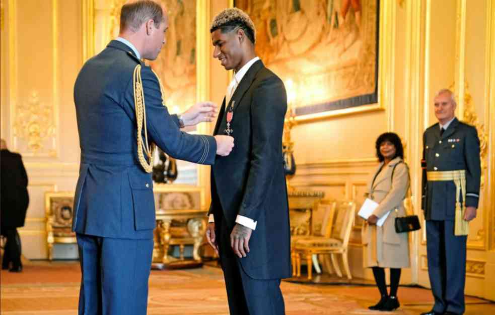 MEDALJA ZA HUMANOST! Britanski princ Vilijam odlikovao fudbalera Mančester Junajteda (FOTO)